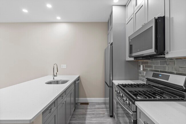 769 E 6th St, Unit 1 in Boston, MA - Foto de edificio - Building Photo