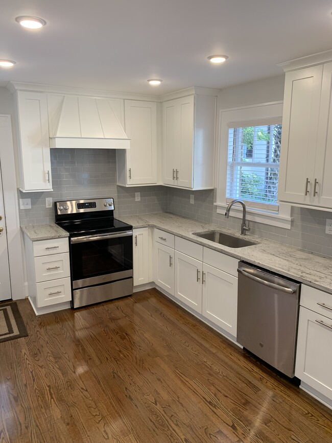 41 A Smith St, Unit Apartment A ( Downstairs ) in Charleston, SC - Foto de edificio - Building Photo