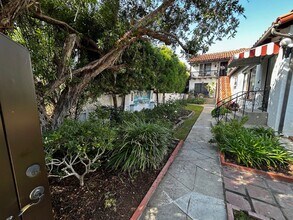 257 Granada Ave in Long Beach, CA - Foto de edificio - Building Photo