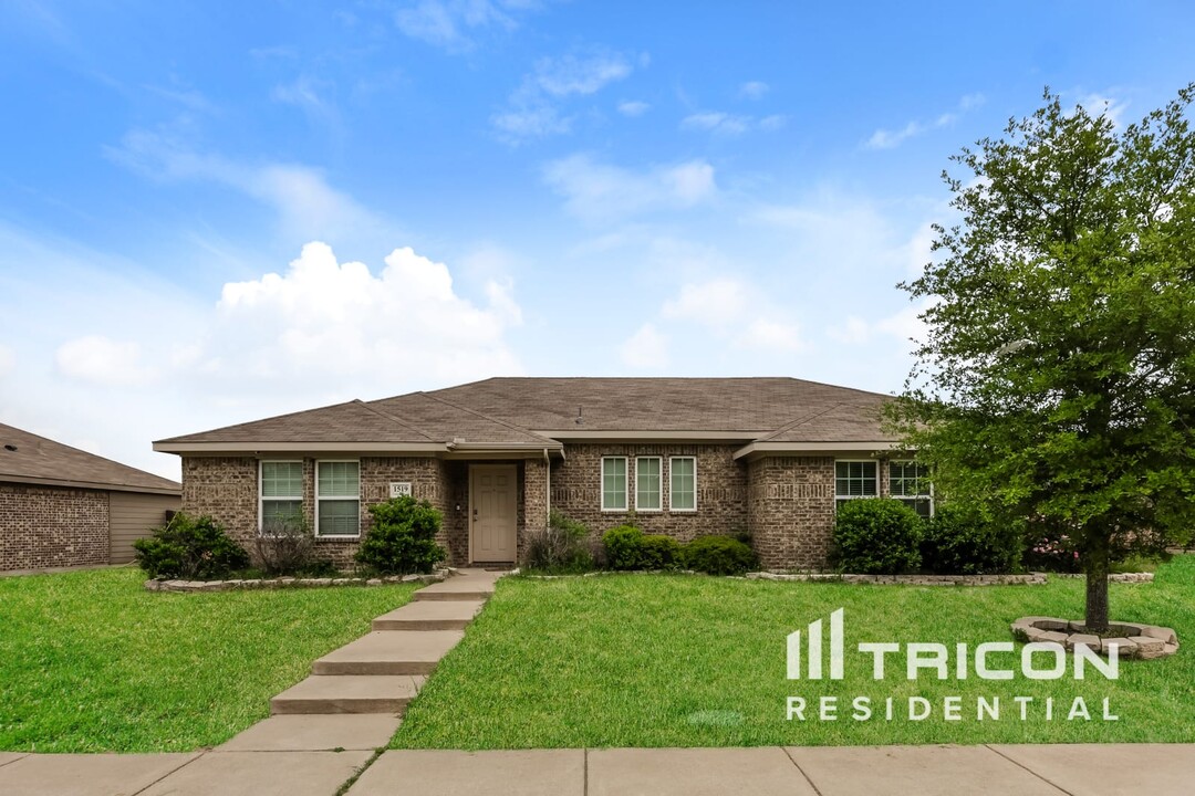 1519 Edgewater Way in Lancaster, TX - Building Photo