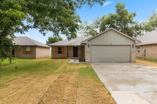 410 Grove St in Perry, OK - Building Photo