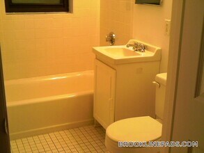 44 Harvard Ave, Unit B in Brookline, MA - Building Photo - Building Photo