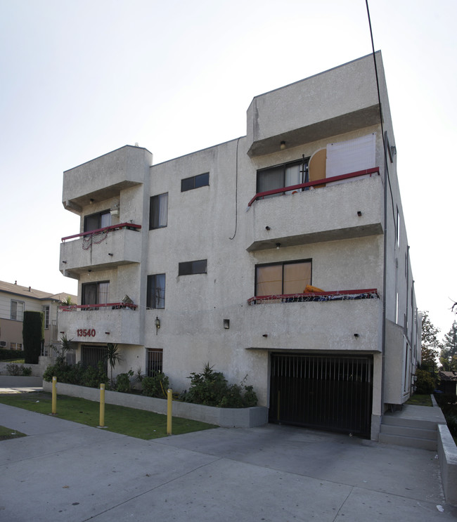 13540 Victory Blvd in Van Nuys, CA - Foto de edificio - Building Photo