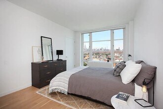 331 E Houston St in New York, NY - Building Photo - Building Photo