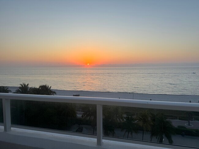 5005 Collins Ave, Unit 720 in Miami Beach, FL - Foto de edificio - Building Photo