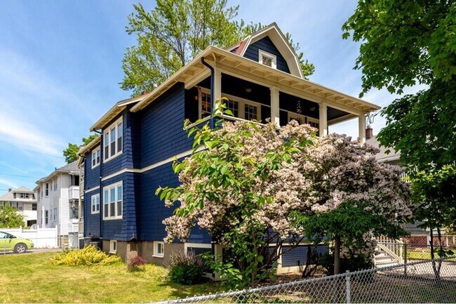 37 2nd St in Medford, MA - Foto de edificio - Building Photo