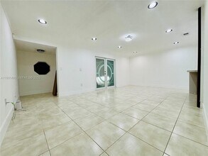 8561 Claridge Dr in Miramar, FL - Foto de edificio - Building Photo