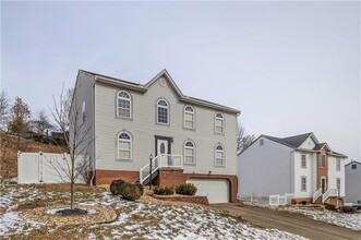 123 Stratford Ct in New Stanton, PA - Foto de edificio - Building Photo