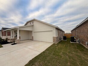 221 Rodney Boat Rd in Kyle, TX - Foto de edificio - Building Photo