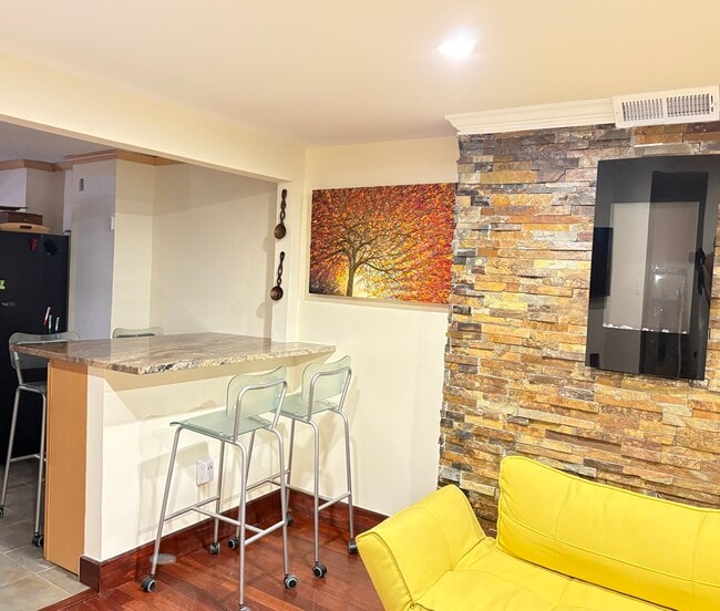 1229 Girard St NW, Unit Lower in Washington, DC - Foto de edificio - Building Photo