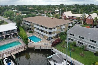 3220 Bayview Dr in Fort Lauderdale, FL - Building Photo - Building Photo