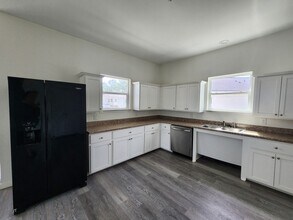 6103 Lacey Oak Dr in Hitchcock, TX - Building Photo - Building Photo