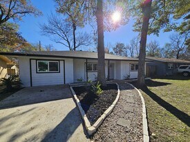 307 Hildred Ave in Conroe, TX - Building Photo