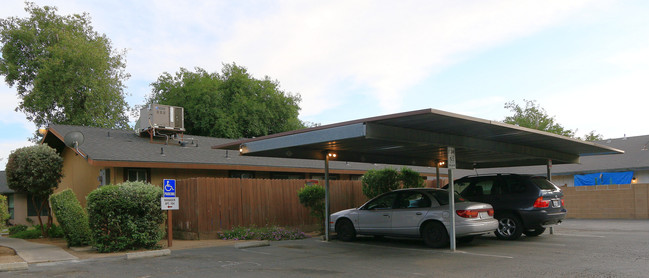 Cottonwood Apartment in Fresno, CA - Foto de edificio - Building Photo