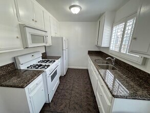 1126 W 37th Pl, Unit 1 in Los Angeles, CA - Foto de edificio - Building Photo