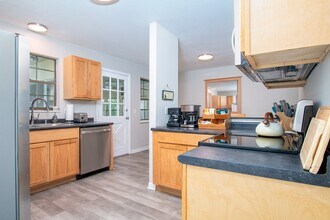 2233 La Valle Dr in Jacksonville, FL - Foto de edificio - Building Photo