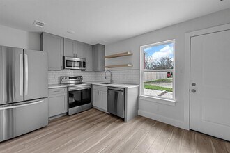 5621 Eskridge St-Unit -A in Houston, TX - Foto de edificio - Building Photo