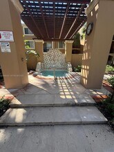 8040 N Nob Hill Rd in Tamarac, FL - Foto de edificio - Building Photo