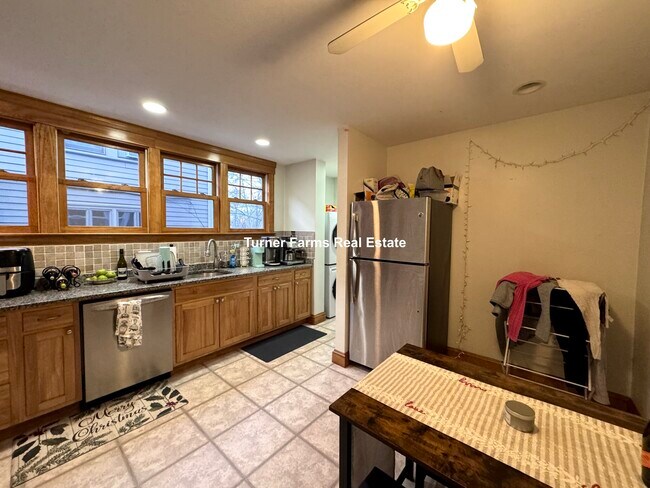 202 Calumet St, Unit 1 in Boston, MA - Foto de edificio - Building Photo