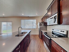 901 N Barkvine Ave in Star, ID - Foto de edificio - Building Photo