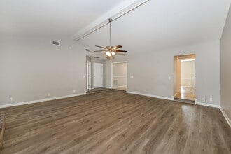 5551 Edenfield Rd in Jacksonville, FL - Foto de edificio - Building Photo