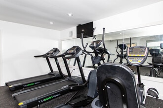 TOWNHOMES AT FAIRWAYS in Columbus, OH - Building Photo - Interior Photo