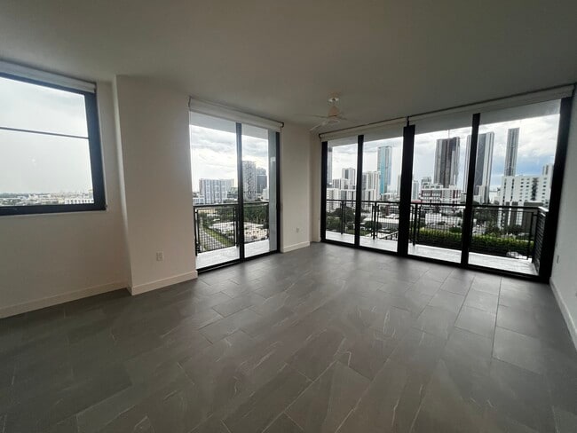 133 NE 24th St, Unit C2 in Miami, FL - Building Photo - Building Photo