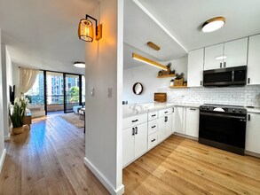 975 Ala Lilikoi St in Honolulu, HI - Foto de edificio - Building Photo