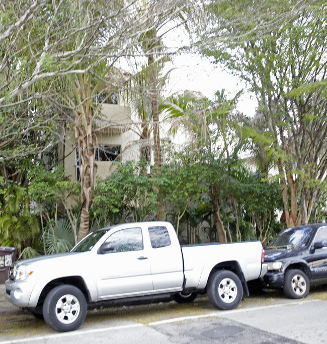 1606 Salzedo St in Miami, FL - Foto de edificio - Building Photo