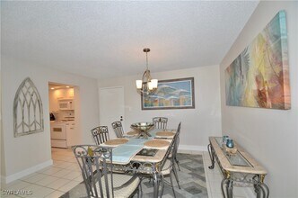 555 Park Shore Dr in Naples, FL - Building Photo - Building Photo