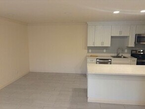 3840 Howe St, Unit 207 in Oakland, CA - Foto de edificio - Building Photo