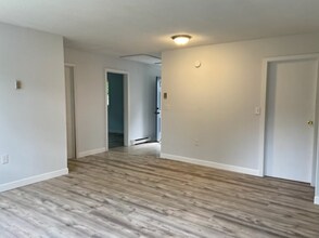 164 Military Hwy, Unit 2 Bedroom - 1 Bath Apt. in Gales Ferry, CT - Building Photo - Building Photo