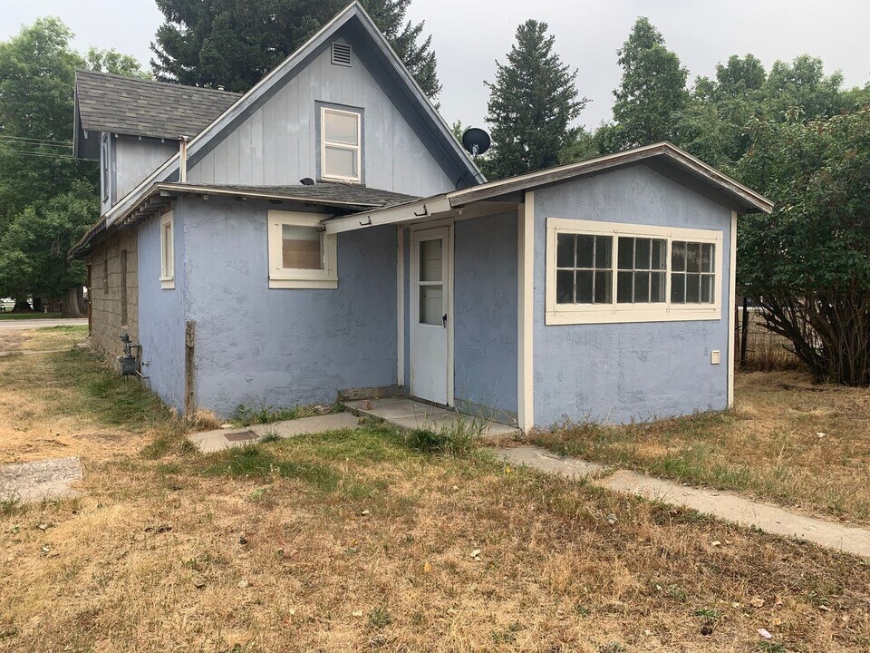 110 S Montana Ave in Absarokee, MT - Foto de edificio