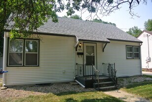 525 12th St NW in Minot, ND - Building Photo