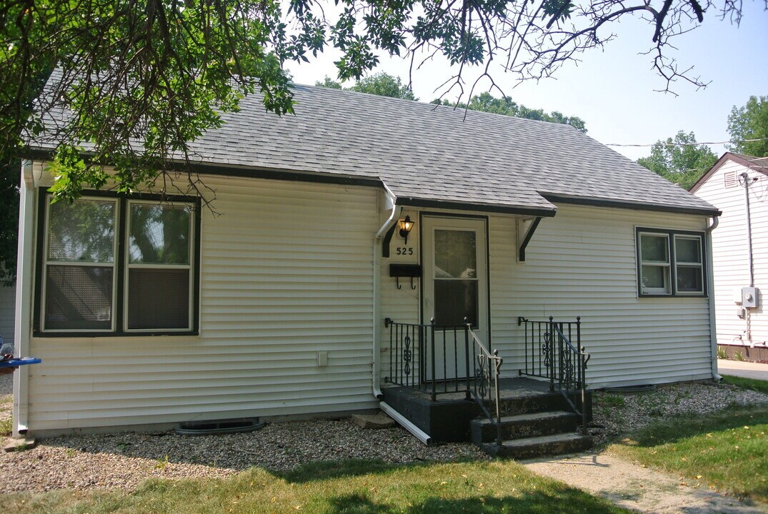525 12th St NW in Minot, ND - Building Photo