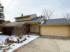 6842 Indian Creek Dr in West Bloomfield Township, MI - Building Photo