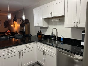 214 W Kitty Hawk Rd in Kitty Hawk, NC - Foto de edificio - Building Photo