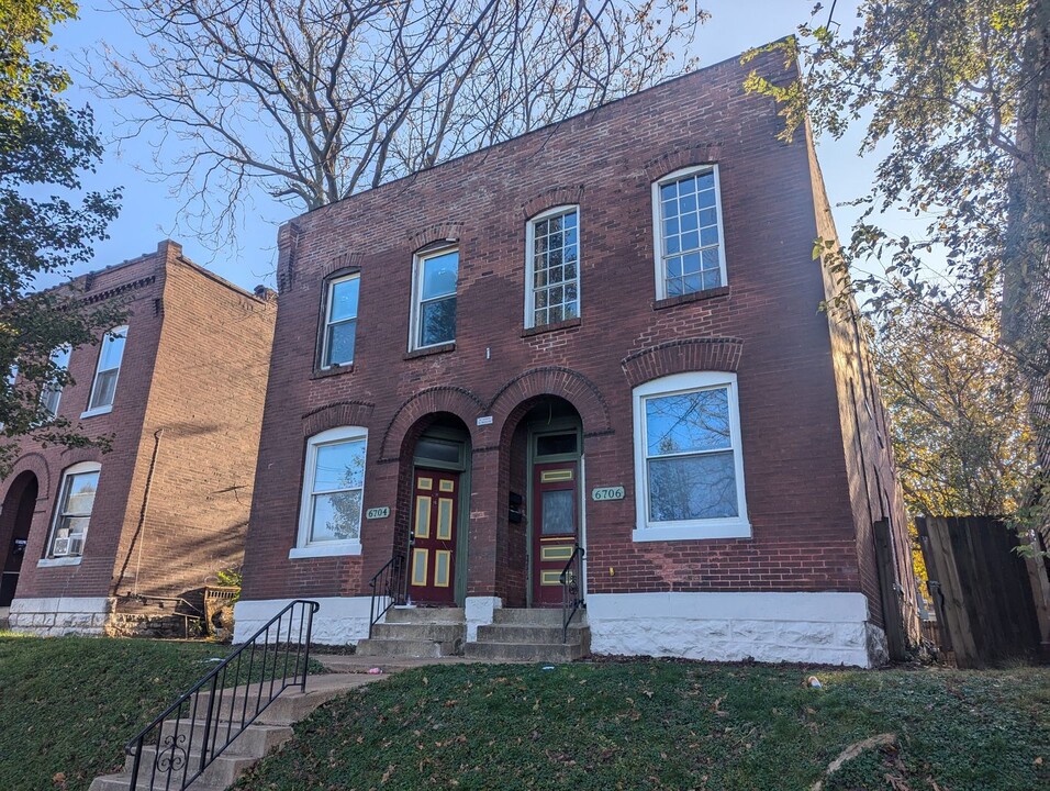 6704 Idaho Ave in St. Louis, MO - Building Photo