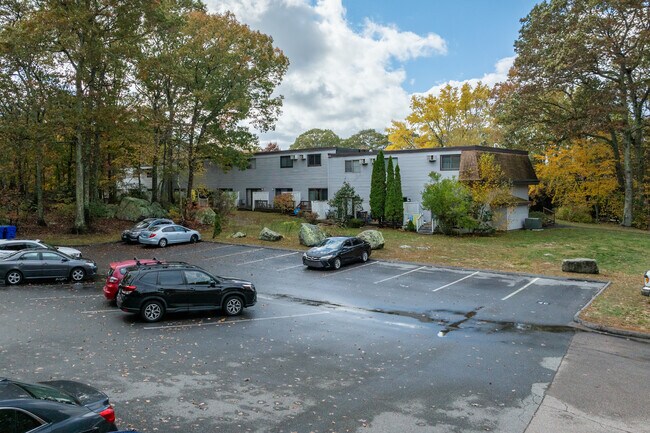 Woodridge Condominiums in Niantic, CT - Building Photo - Building Photo