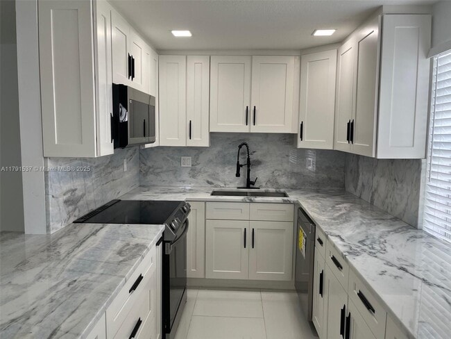 98 Normandy Ln in Delray Beach, FL - Building Photo - Building Photo