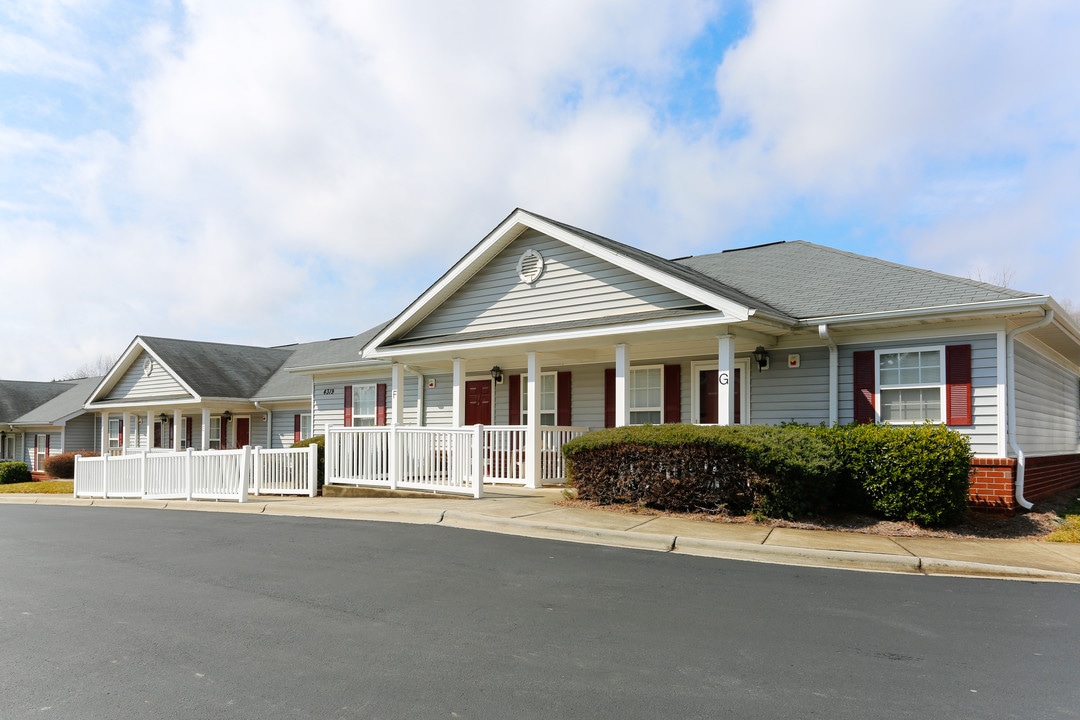 Honeycreek Senior Apartments in Charlotte, NC - Foto de edificio