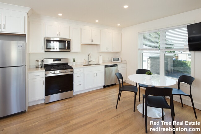 92 Brown St in Waltham, MA - Building Photo - Building Photo