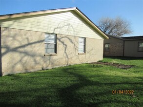 733 W Live Oak St in Angleton, TX - Building Photo - Building Photo