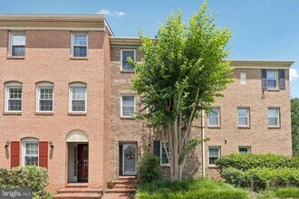 1272 S Washington St in Falls Church, VA - Building Photo - Building Photo