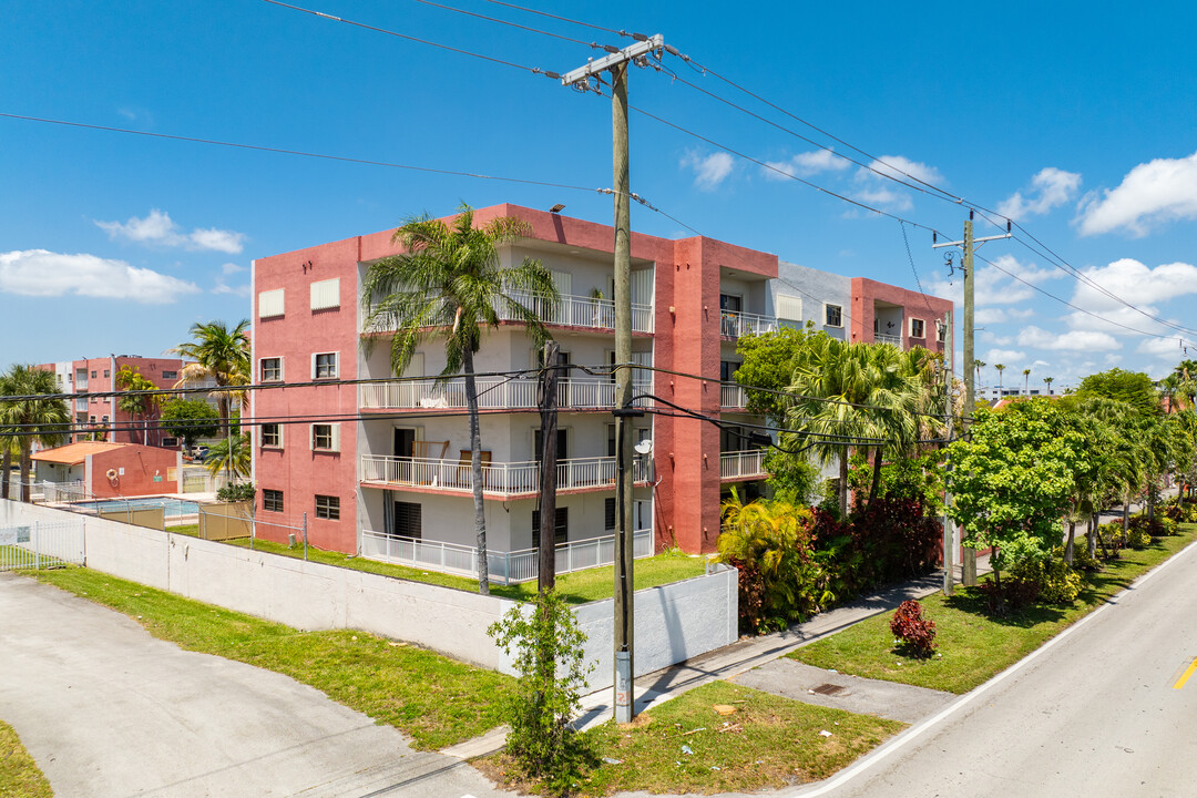 Blue Seas Apartment in Miami, FL - Building Photo