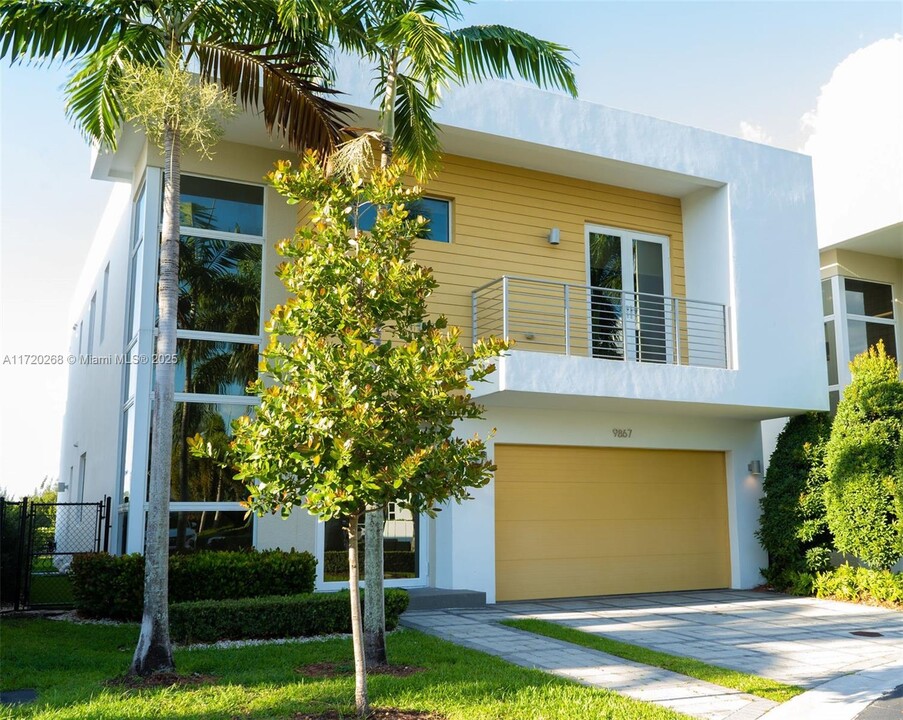 9867 NW 75th Terrace in Doral, FL - Building Photo
