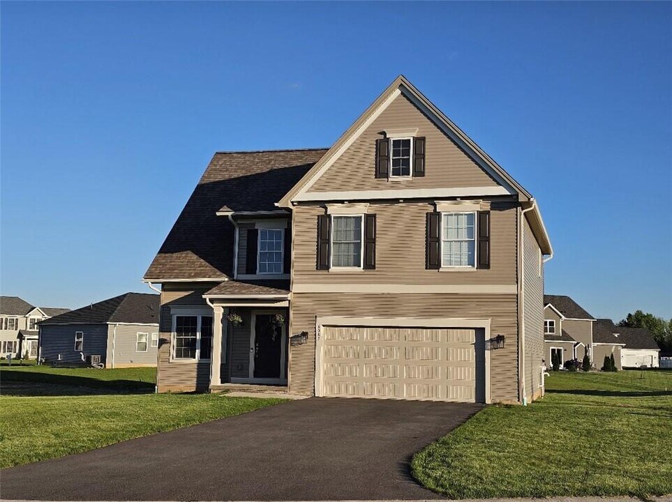 6087 Eddy Gate Wy in Farmington, NY - Building Photo