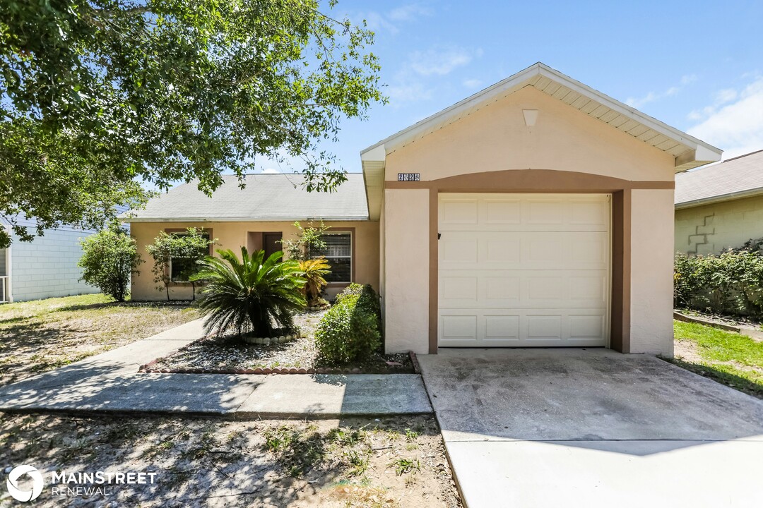 2628 Winchester Cir in Eustis, FL - Building Photo