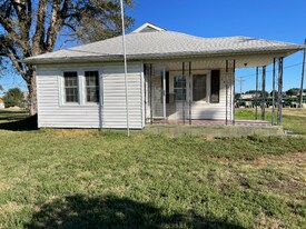 1717 E North St in Salina, KS - Building Photo