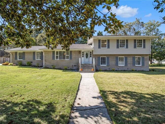 1770 N Springs Dr in Dunwoody, GA - Foto de edificio - Building Photo